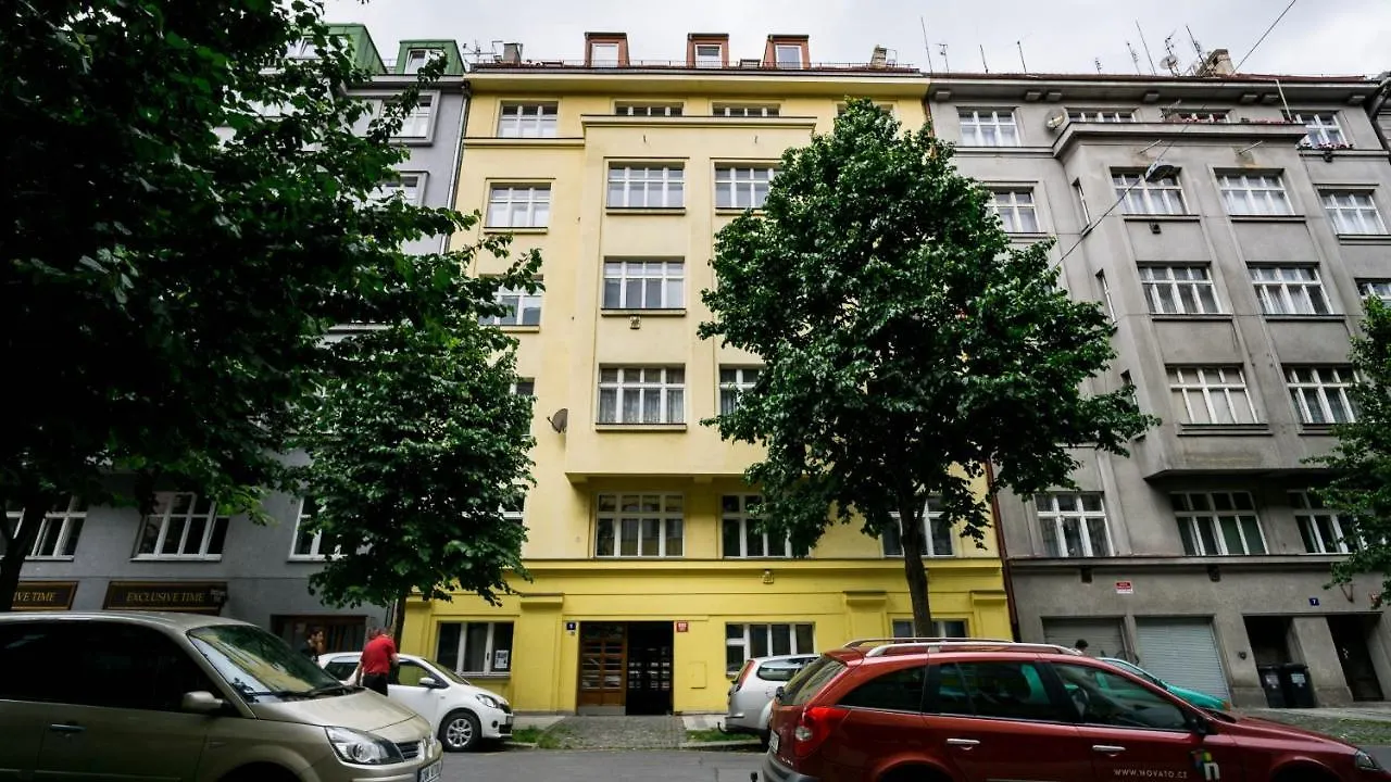 Flying Bed Apartment Close To Prague Castle And Airport